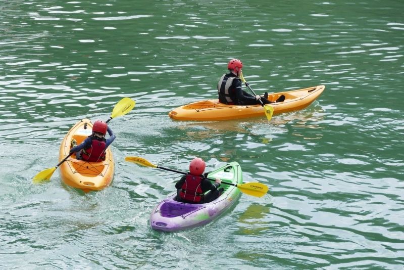 Phong cảnh thuyền kayak trên hồ 16