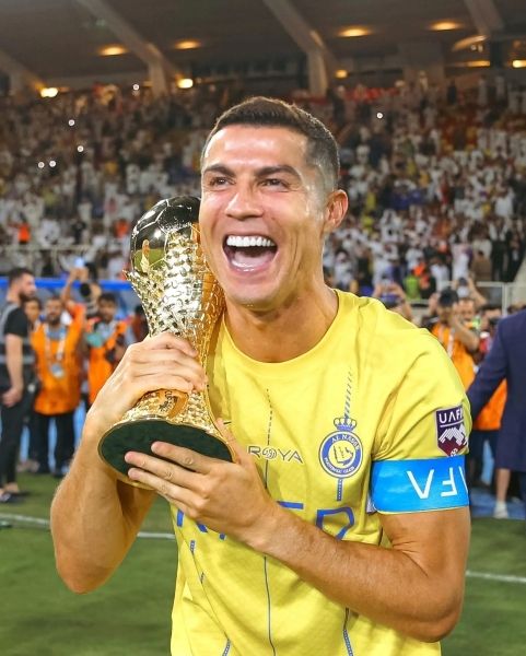 Ảnh Ronaldo cầm cúp cá nhân 5