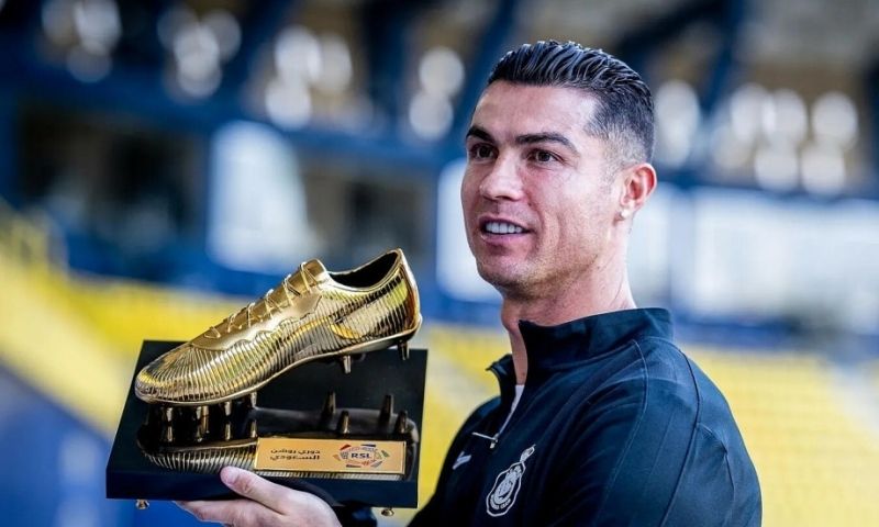 Ảnh Ronaldo cầm cúp cá nhân 1