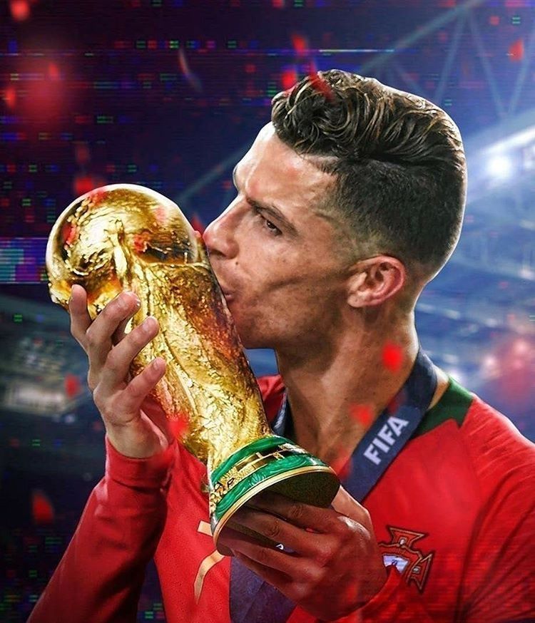 Ảnh Ronaldo cầm cúp cá nhân 8