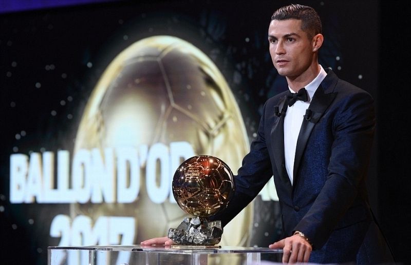 Ảnh Ronaldo cầm cúp cá nhân 7