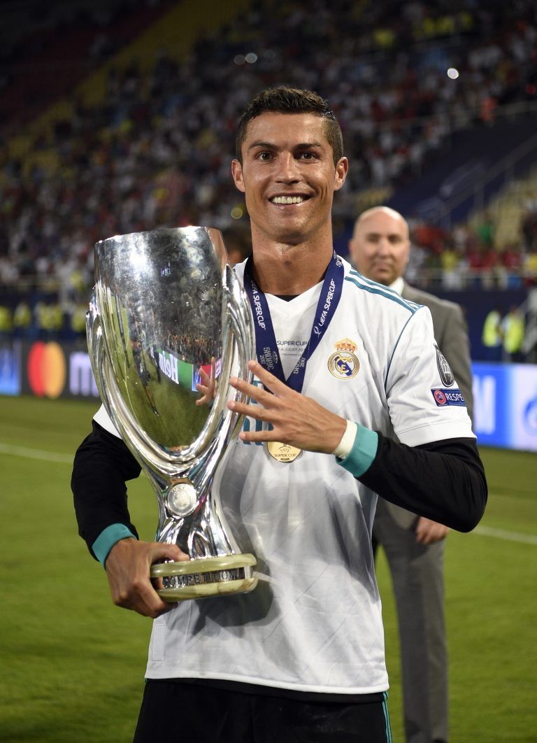 Ảnh Ronaldo cầm cúp tại cấp câu lạc bộ 8