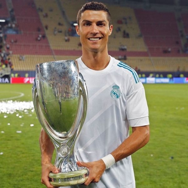 Ảnh Ronaldo cầm cúp tại cấp câu lạc bộ 15