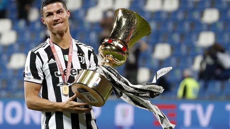 Ảnh Ronaldo cầm cúp tại cấp câu lạc bộ 12