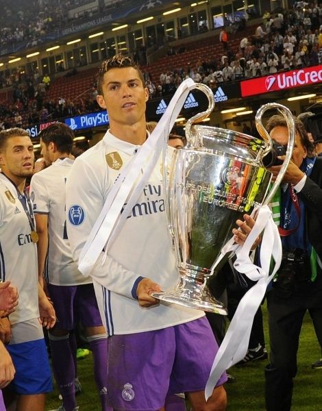 Ảnh Ronaldo cầm cúp tại cấp câu lạc bộ 4