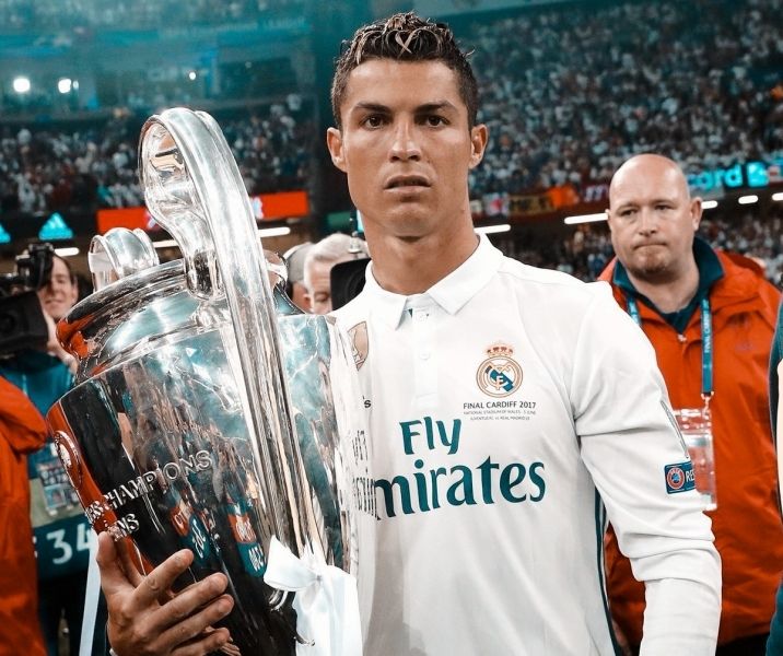 Ảnh Ronaldo cầm cúp tại cấp câu lạc bộ 2