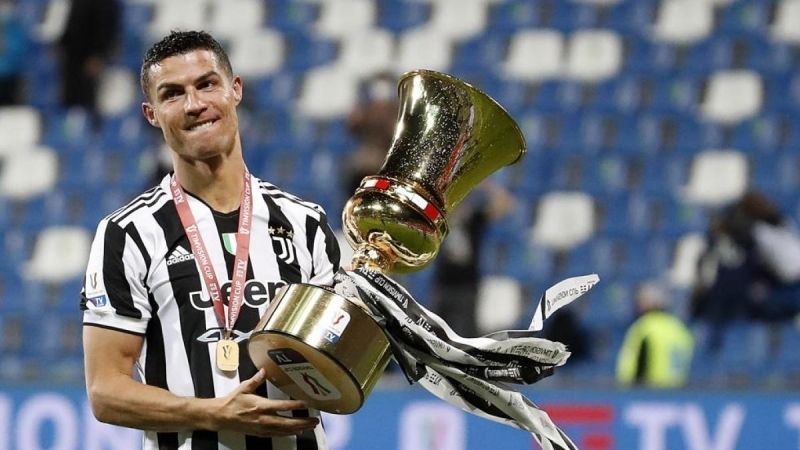 Ronaldo cùng chiếc cup danh hiệu lớn tại câu lạc bộ