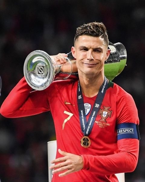 Ảnh Ronaldo cầm cúp tại cấp đội tuyển quốc gia 7