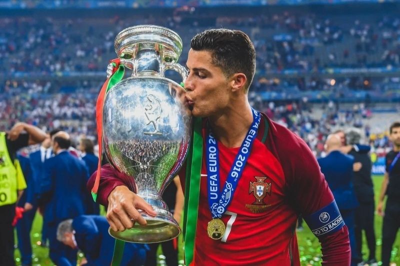 Ảnh Ronaldo cầm cúp tại cấp đội tuyển quốc gia 13