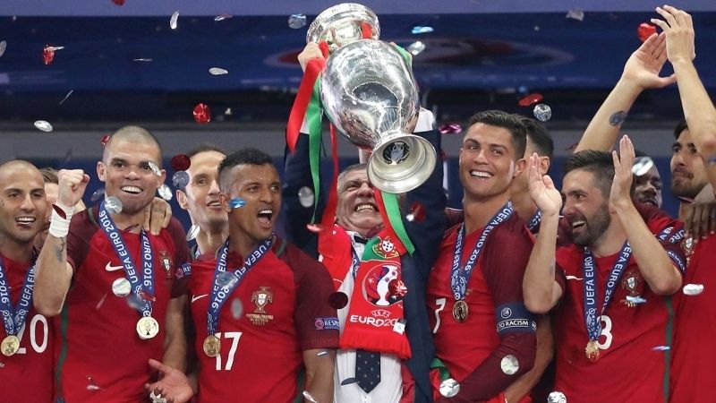 Ảnh Ronaldo cầm cúp tại cấp đội tuyển quốc gia 9