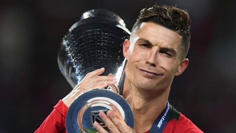 Ảnh Ronaldo cầm cúp tại cấp đội tuyển quốc gia 5