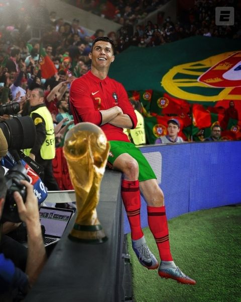 Ảnh Ronaldo cầm cúp tại cấp đội tuyển quốc gia 4