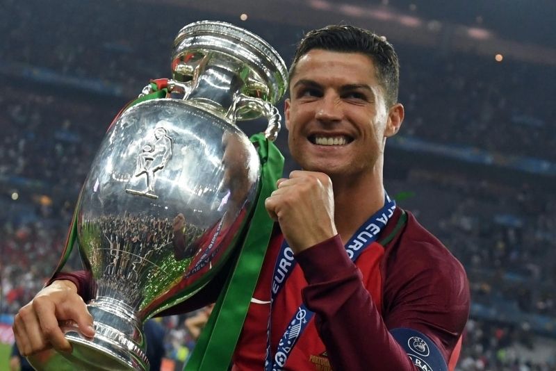 Ảnh Ronaldo cầm cúp tại cấp đội tuyển quốc gia 3