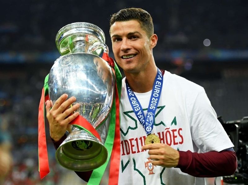 Ảnh Ronaldo cầm cúp tại cấp đội tuyển quốc gia 2