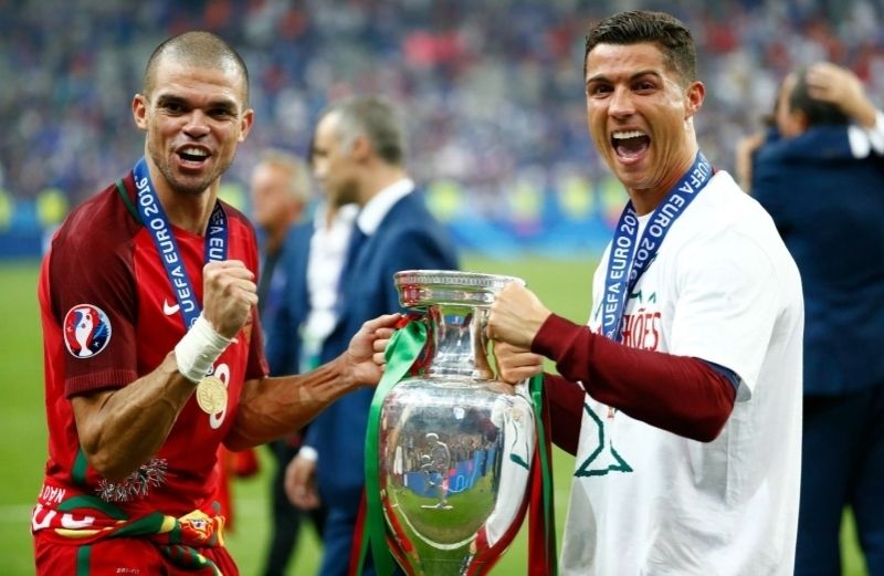 Ảnh Ronaldo cầm cúp tại cấp đội tuyển quốc gia 1