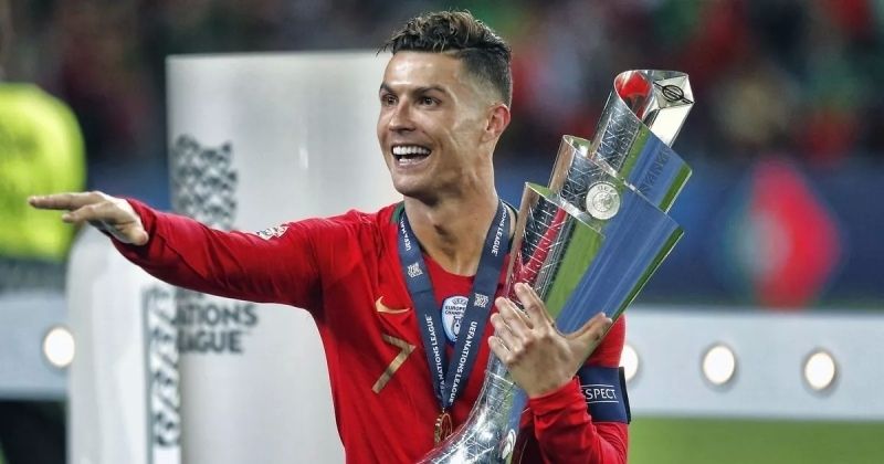 Ảnh Ronaldo cầm cúp tại cấp đội tuyển quốc gia 14