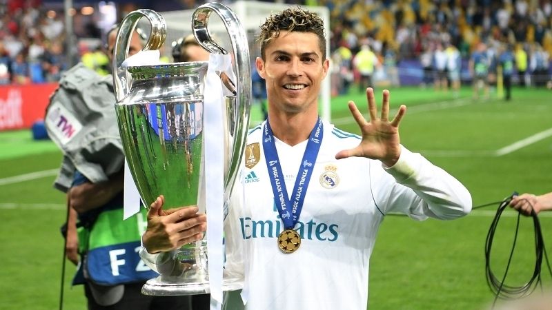 Hình ảnh Ronaldo nâng cúp 6