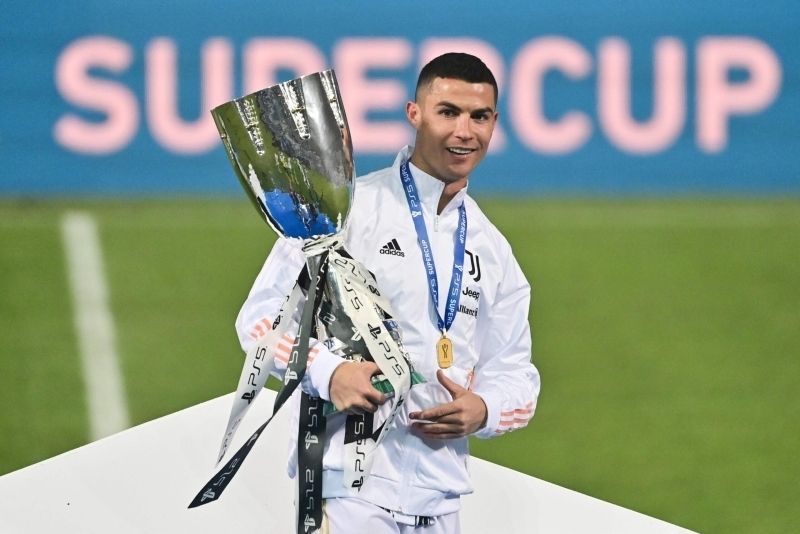 Hình ảnh Ronaldo nâng cúp 7