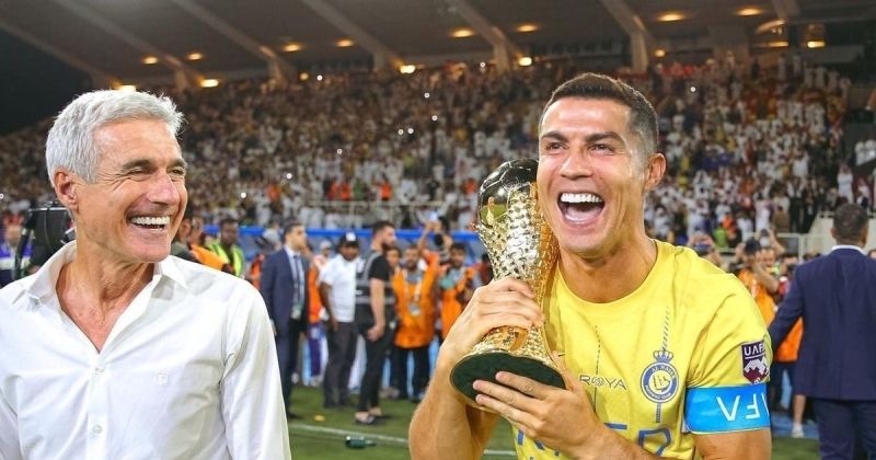 Hình ảnh Ronaldo nâng cúp 5