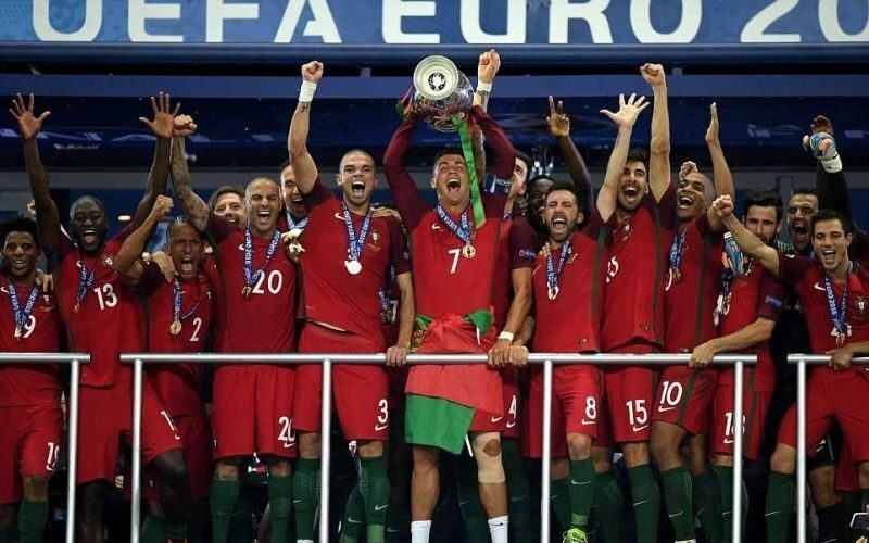 Ronaldo và những lần nâng cúp mang dấu ấn sự nghiệp 