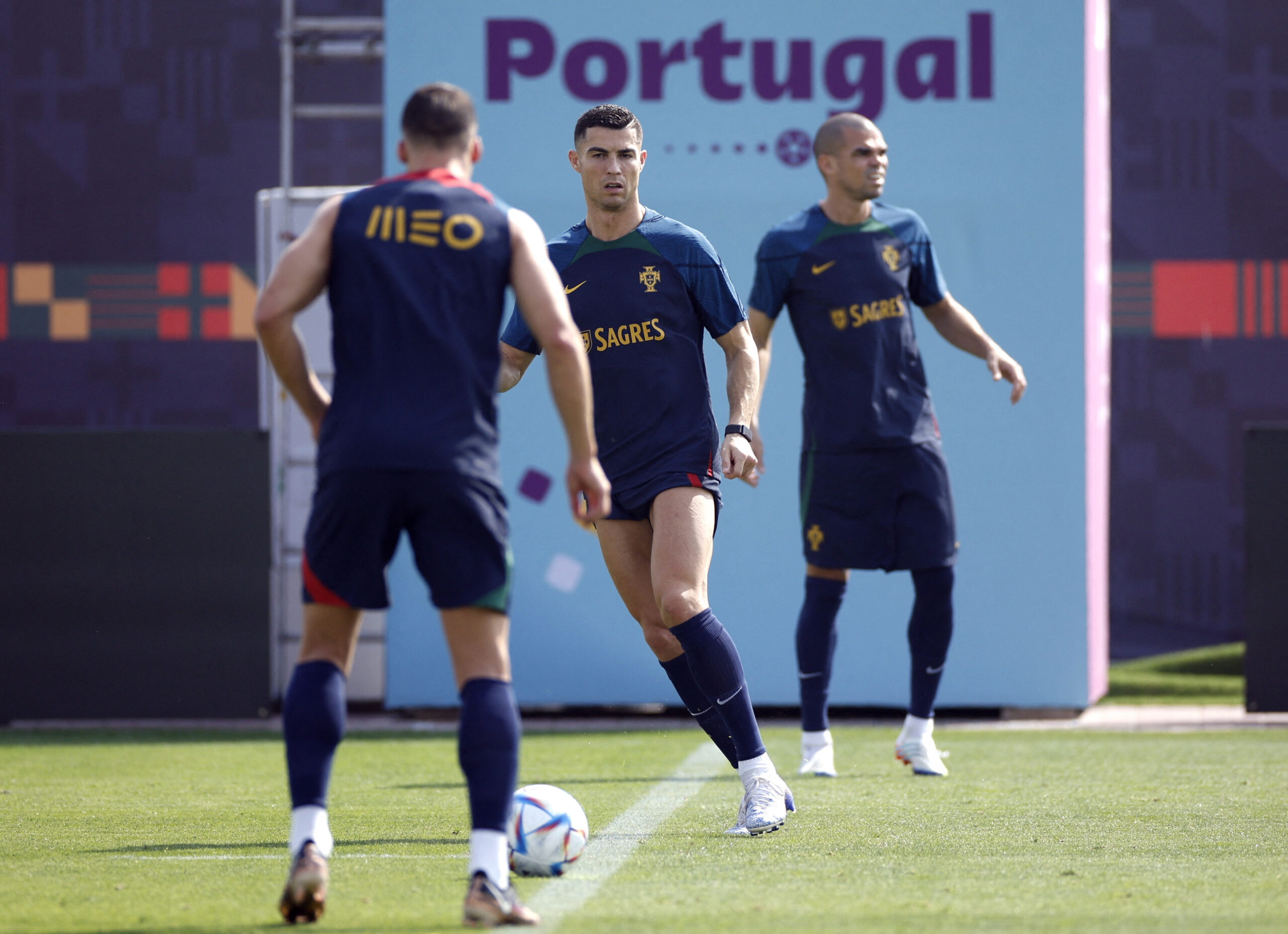 Ảnh các cầu thủ đội tuyển Bồ Đào Nha tập luyện 4