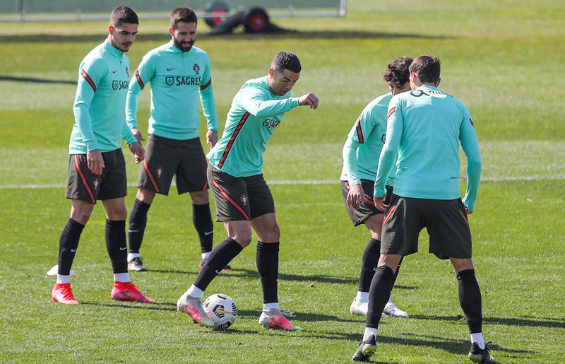 Ảnh các cầu thủ đội tuyển Bồ Đào Nha tập luyện 6