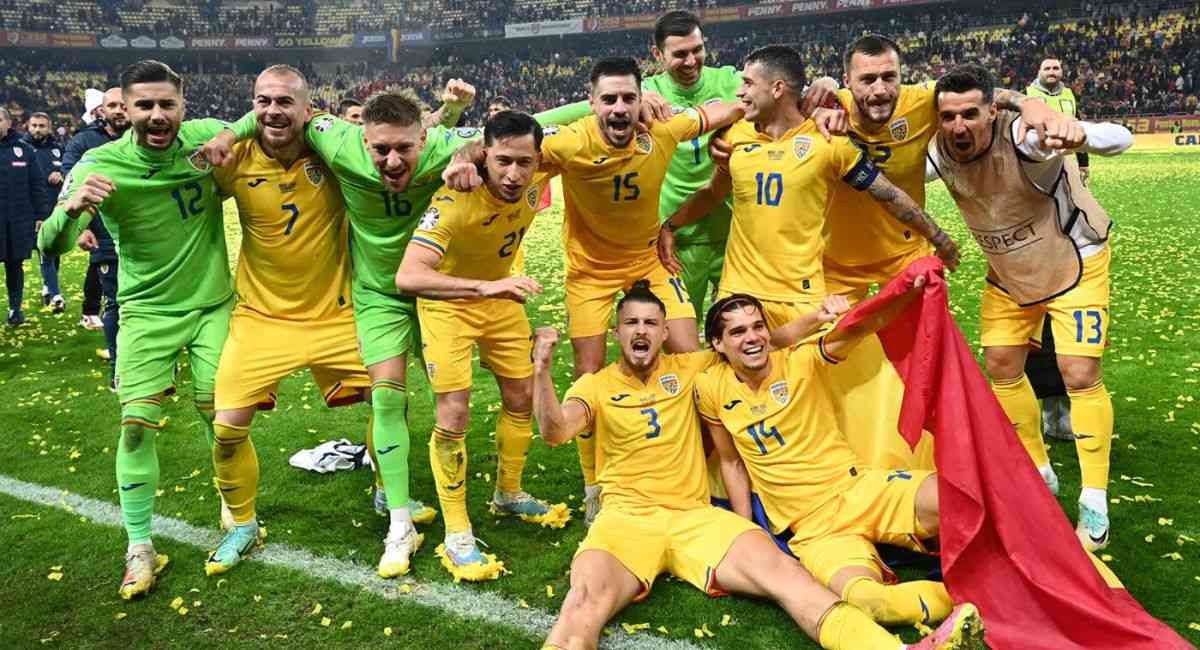 Ảnh cầu thủ đội tuyển Romania ăn mừng chiến thắng 9