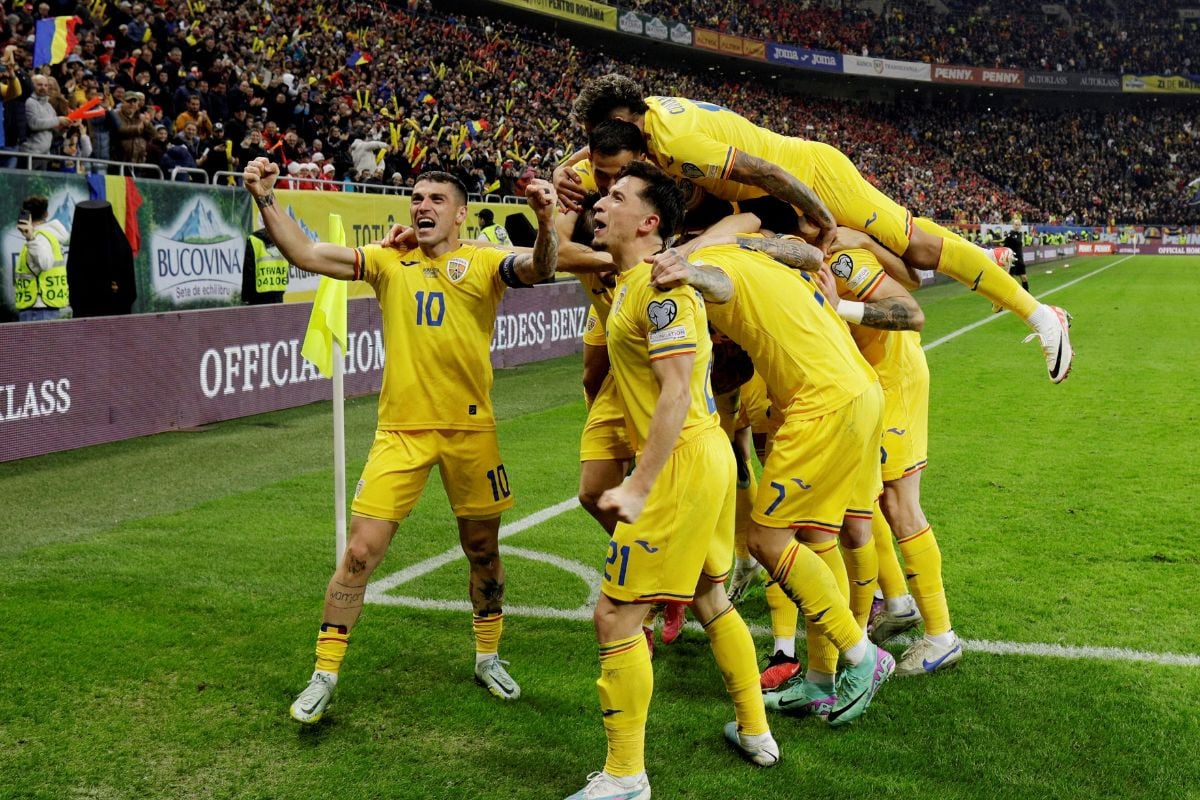 Ảnh cầu thủ đội tuyển Romania ăn mừng chiến thắng 8