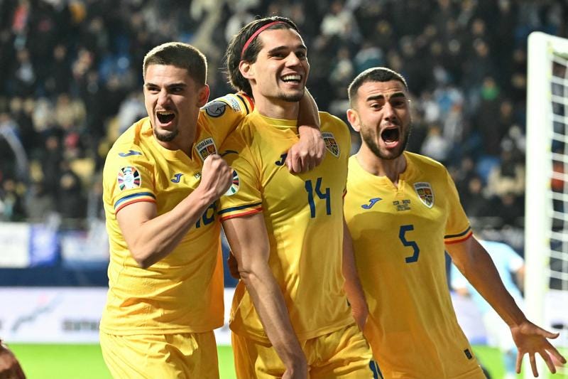 Ảnh cầu thủ đội tuyển Romania ăn mừng chiến thắng 1