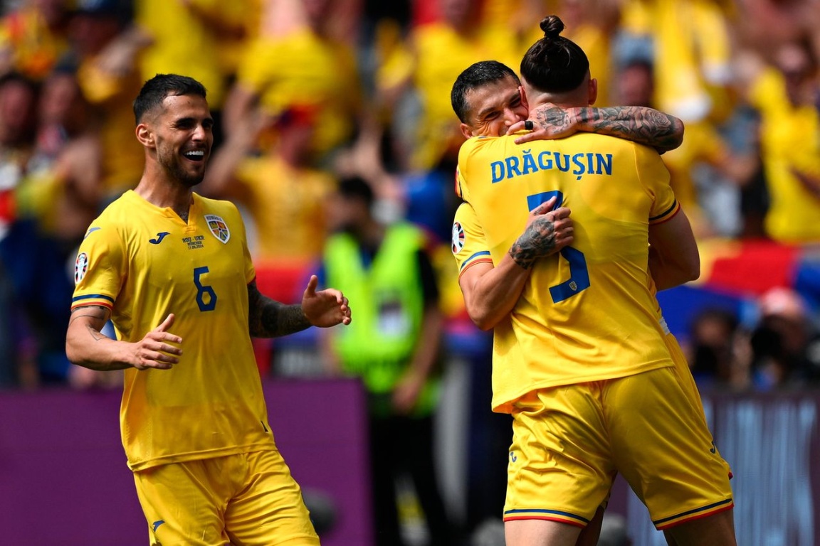 Ảnh cầu thủ đội tuyển Romania ăn mừng chiến thắng 5