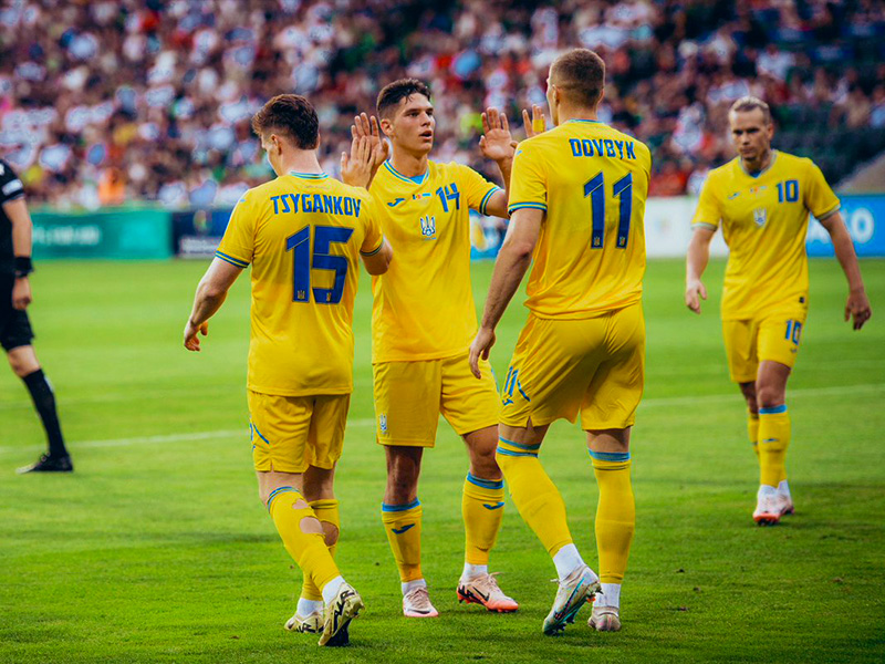 Ảnh các cầu thủ đội tuyển Ukraine thi đấu 12