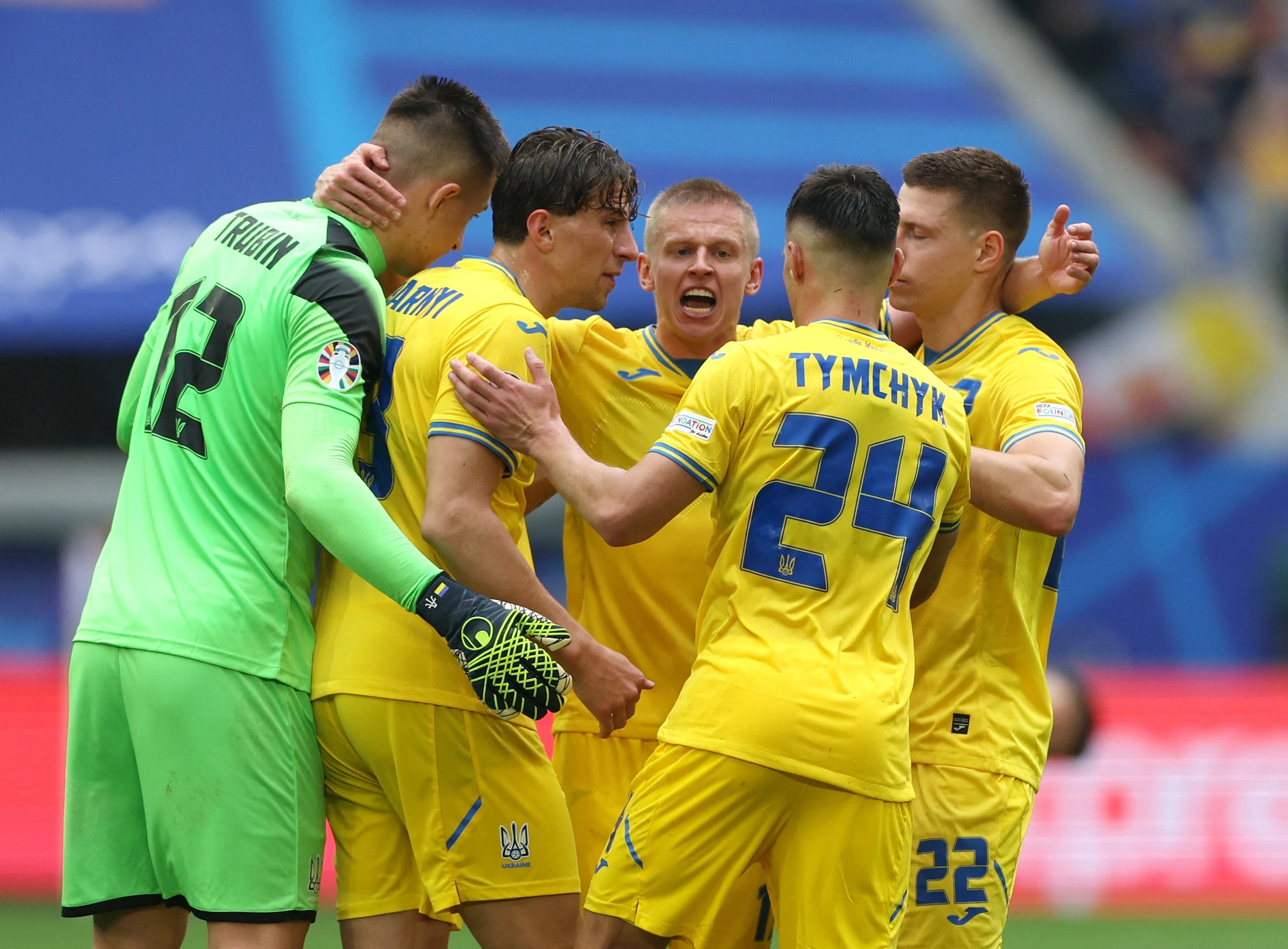 Ảnh các cầu thủ đội tuyển Ukraine ăn mừng chiến thắng 8