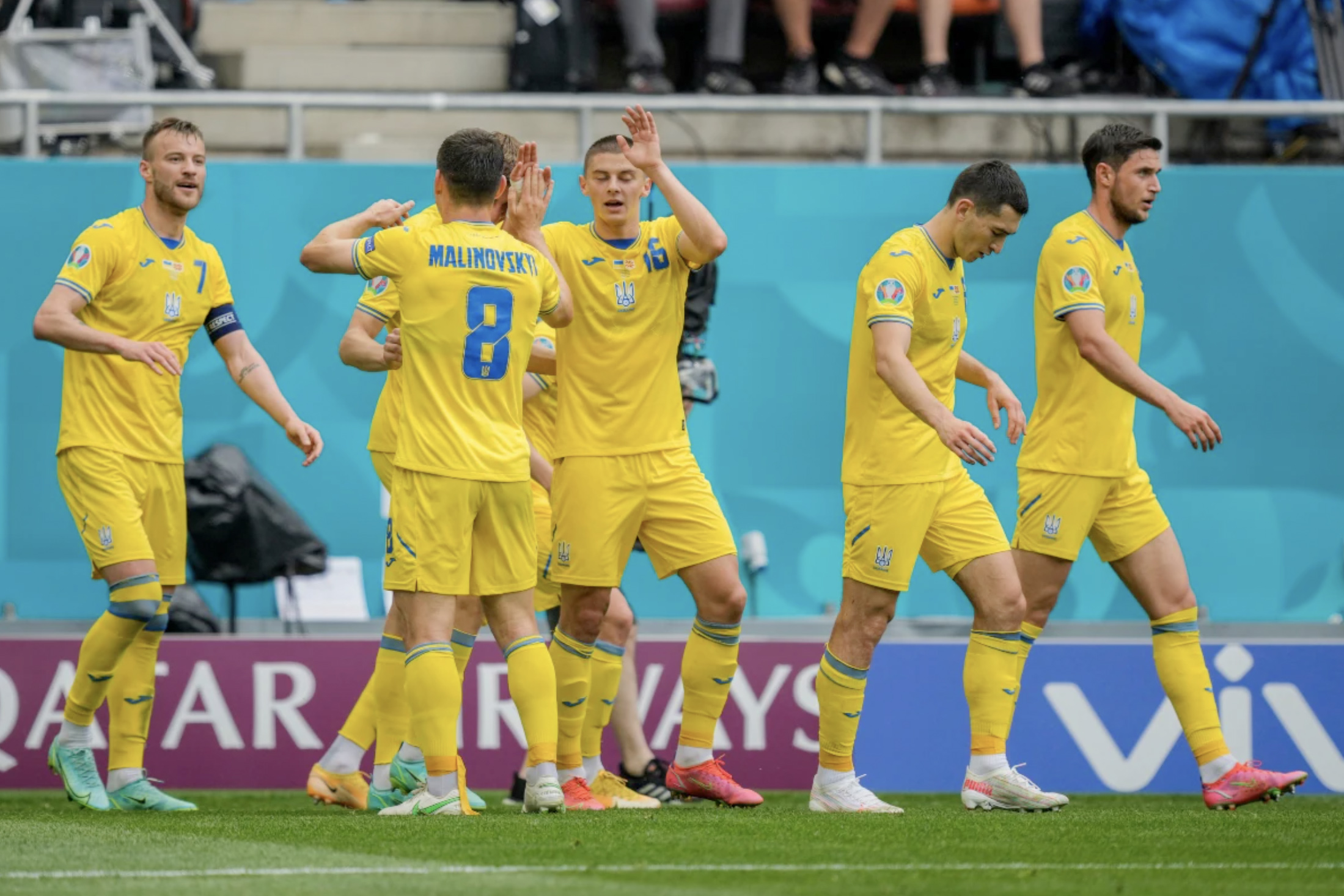 Ảnh các cầu thủ đội tuyển Ukraine ăn mừng chiến thắng 5