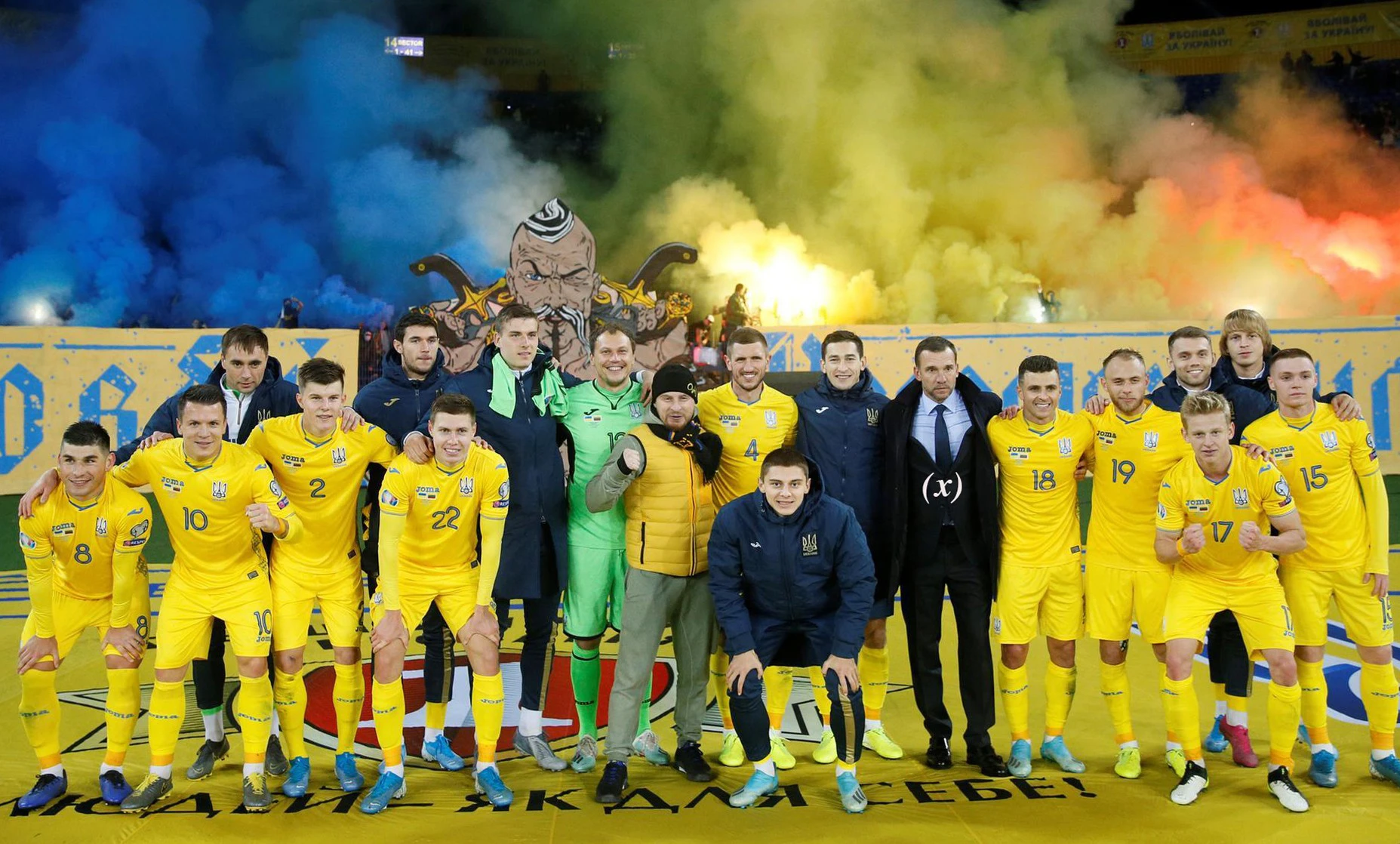 Ảnh các cầu thủ đội tuyển Ukraine ăn mừng chiến thắng 6
