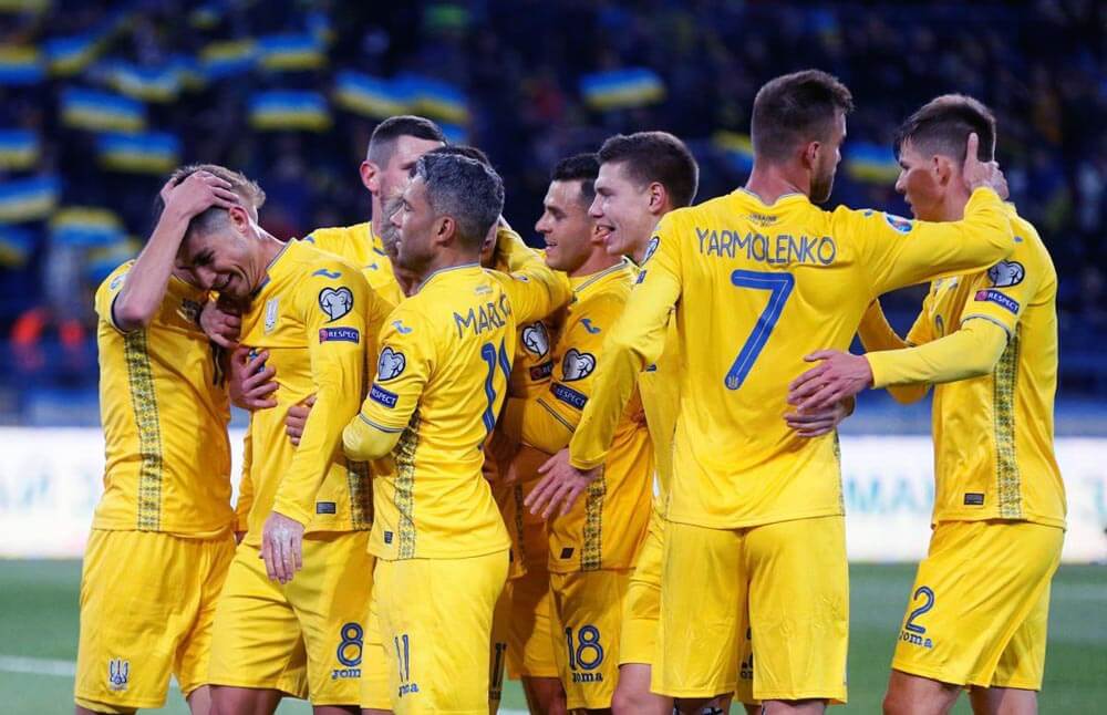 Ảnh các cầu thủ đội tuyển Ukraine ăn mừng chiến thắng 7