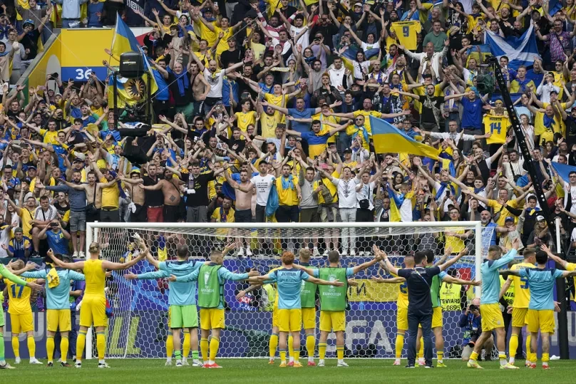 Ảnh các cầu thủ đội tuyển Ukraine ăn mừng chiến thắng 9