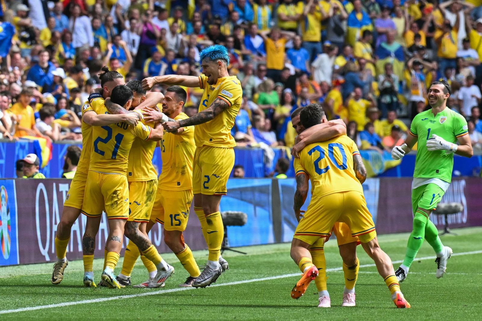 Ảnh các cầu thủ đội tuyển Ukraine ăn mừng chiến thắng 11