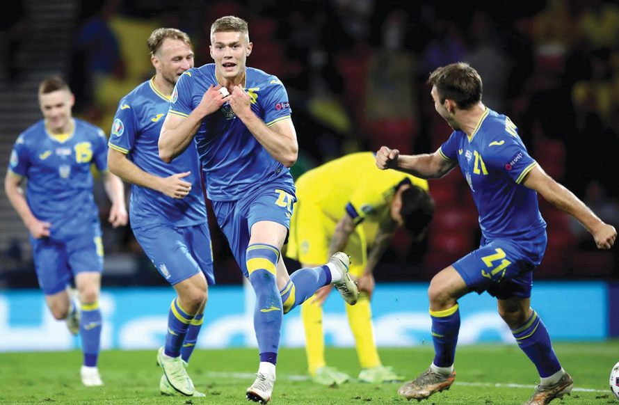 Ảnh các cầu thủ đội tuyển Ukraine ăn mừng chiến thắng 12