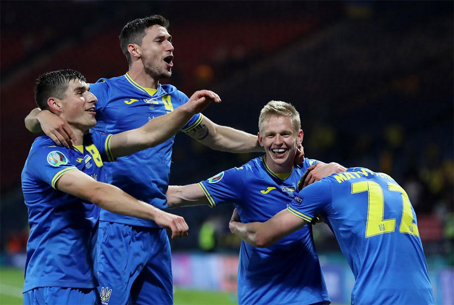 Ảnh các cầu thủ đội tuyển Ukraine ăn mừng chiến thắng 1