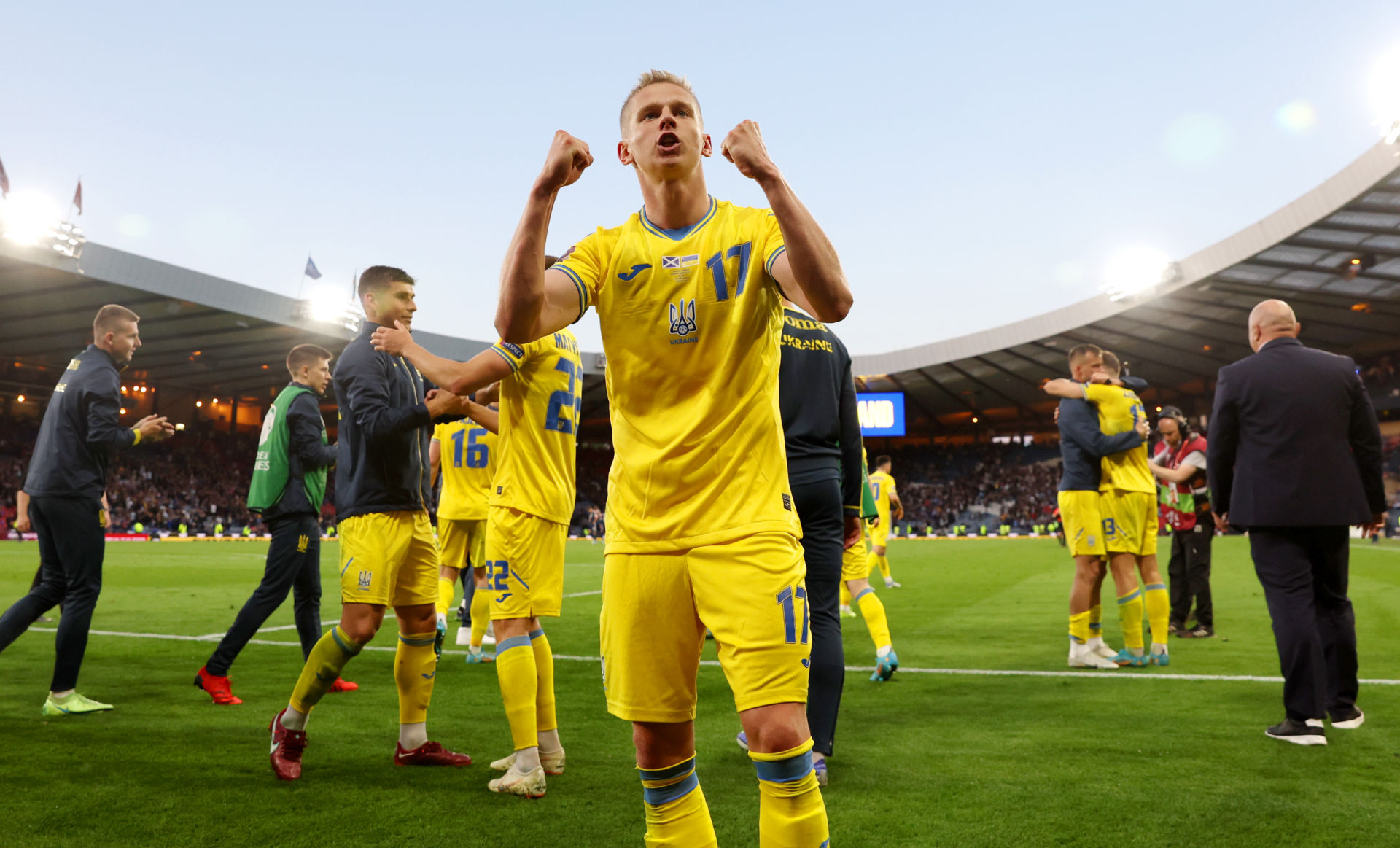 Ảnh các cầu thủ đội tuyển Ukraine ăn mừng chiến thắng 2