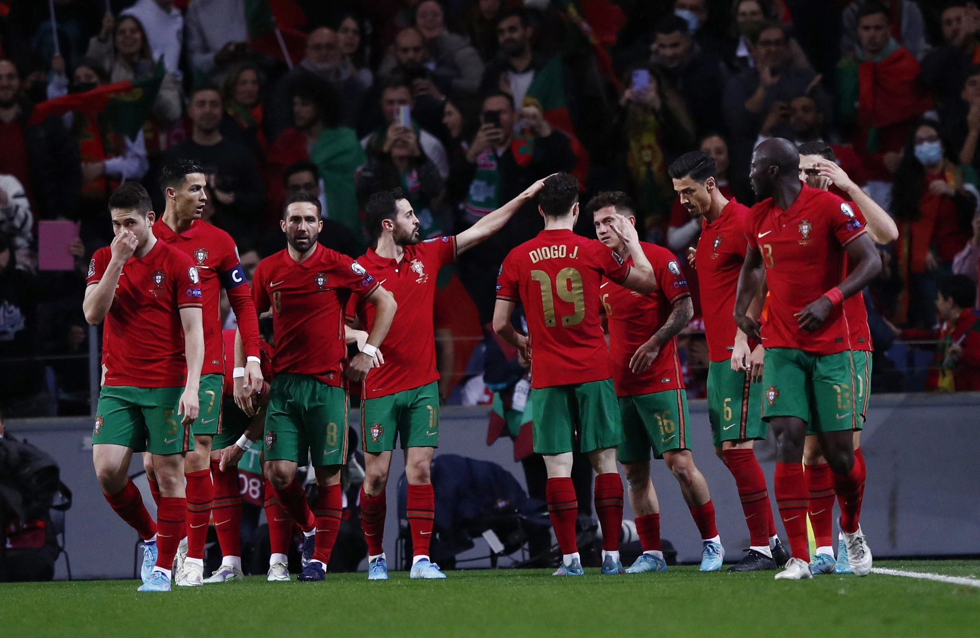 Ảnh các cầu thủ đội tuyển Bồ Đào Nha ăn mừng chiến thắng 7