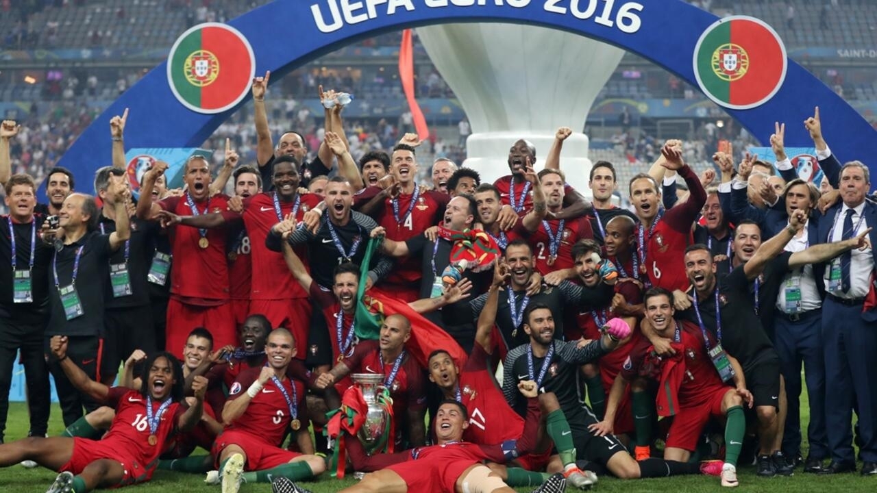Ảnh các cầu thủ đội tuyển Bồ Đào Nha ăn mừng chiến thắng 6