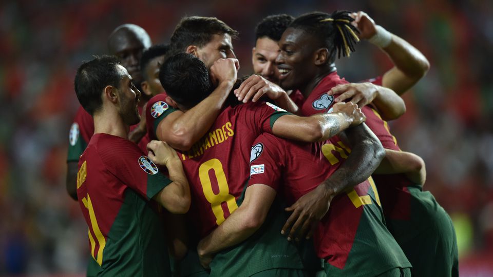 Ảnh các cầu thủ đội tuyển Bồ Đào Nha ăn mừng chiến thắng 9