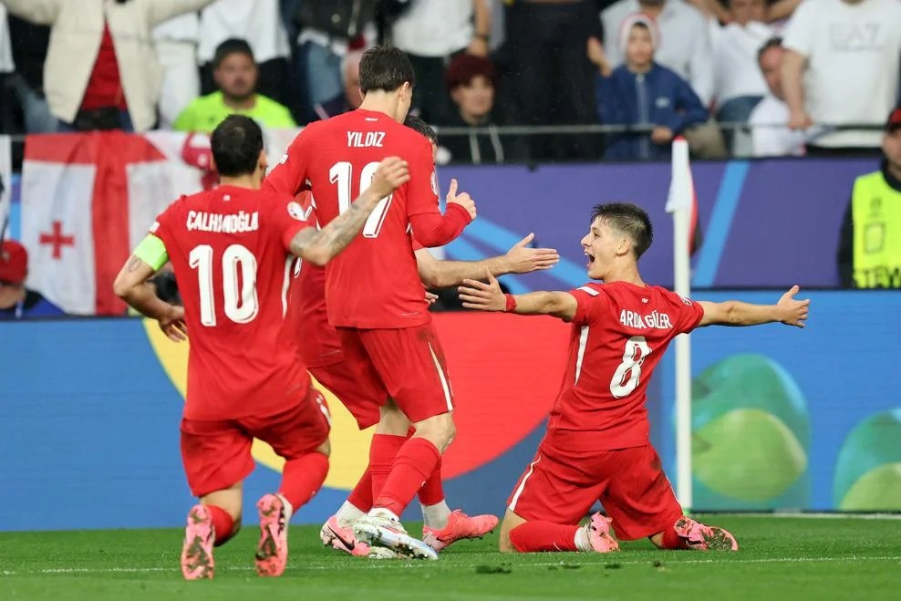 Ảnh cầu thủ đội tuyển Thổ Nhĩ Kỳ ăn mừng chiến thắng 11