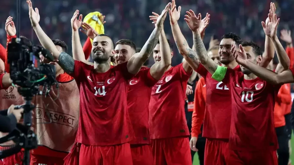 Ảnh cầu thủ đội tuyển Thổ Nhĩ Kỳ ăn mừng chiến thắng 5
