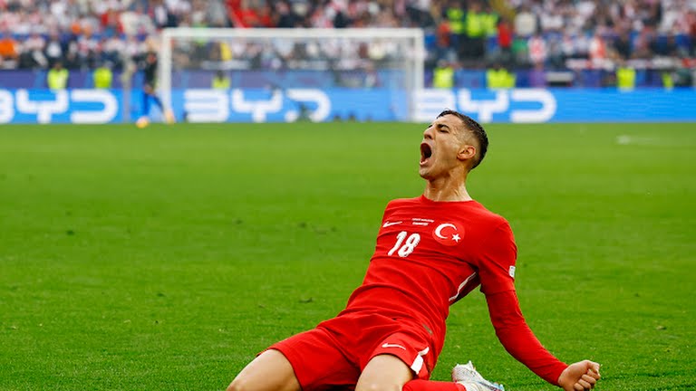 Ảnh cầu thủ đội tuyển Thổ Nhĩ Kỳ ăn mừng chiến thắng 7