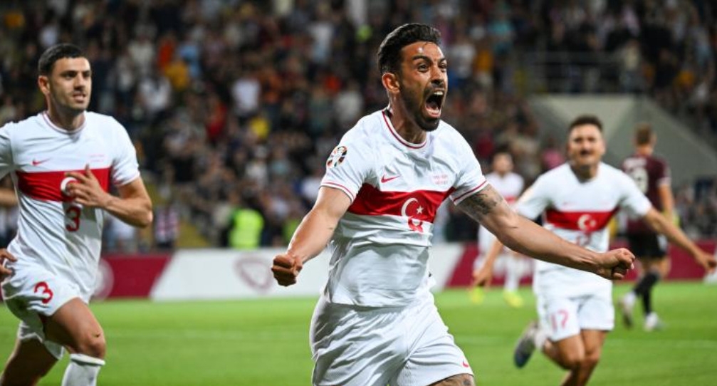 Ảnh cầu thủ đội tuyển Thổ Nhĩ Kỳ ăn mừng chiến thắng 8