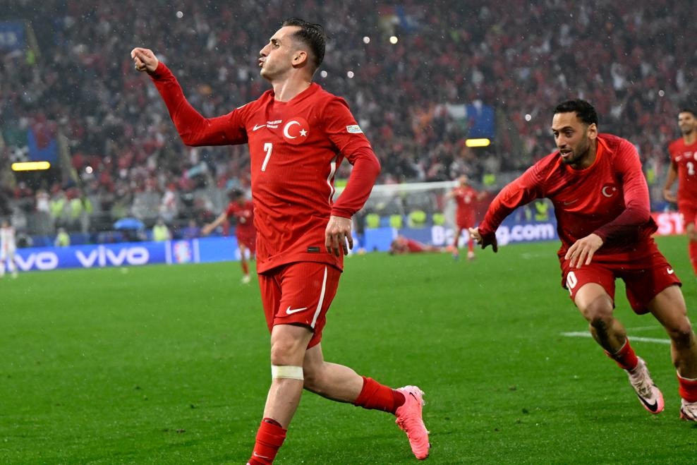 Ảnh cầu thủ đội tuyển Thổ Nhĩ Kỳ ăn mừng chiến thắng 9