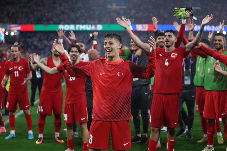 Ảnh cầu thủ đội tuyển Thổ Nhĩ Kỳ ăn mừng chiến thắng 10