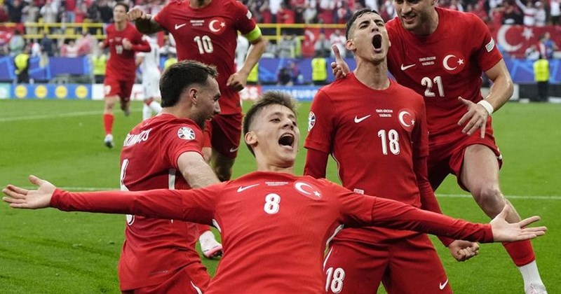 Ảnh cầu thủ đội tuyển Thổ Nhĩ Kỳ ăn mừng chiến thắng 14